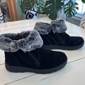 Khombu Jessica Suede Ankle Boots Women’s 7 Black All-Weather Faux Fur Lining Zip